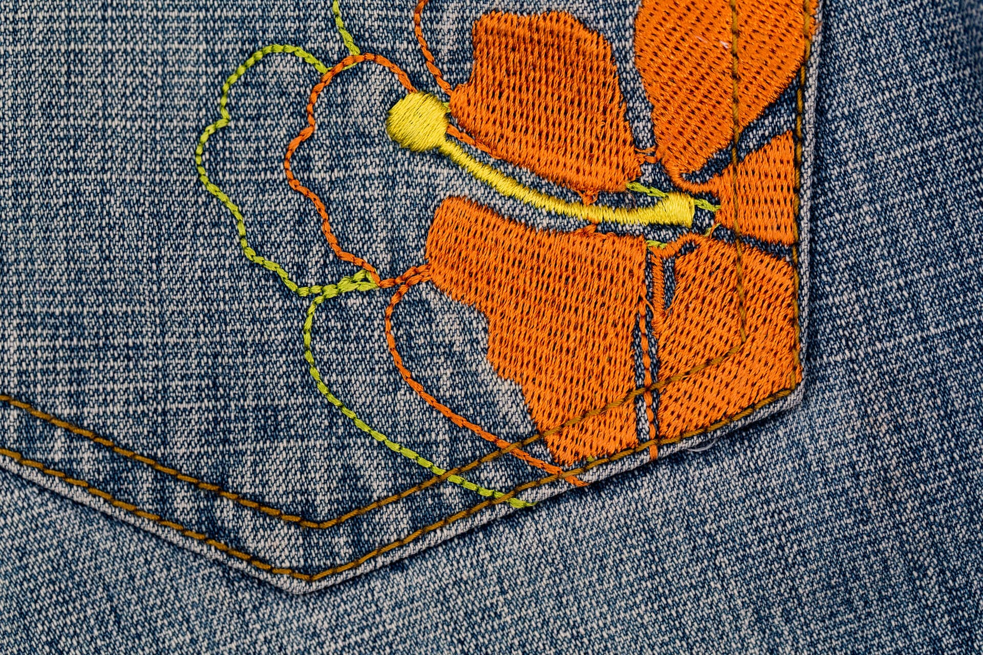Bolsillo de jeans con flor bordada