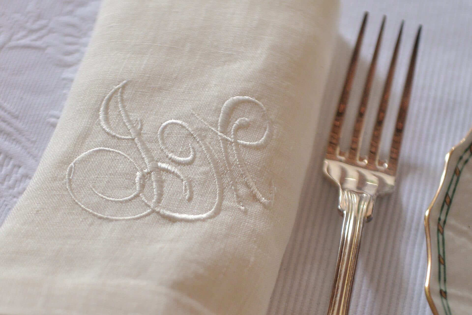 Servilleta de lino con monograma blanco