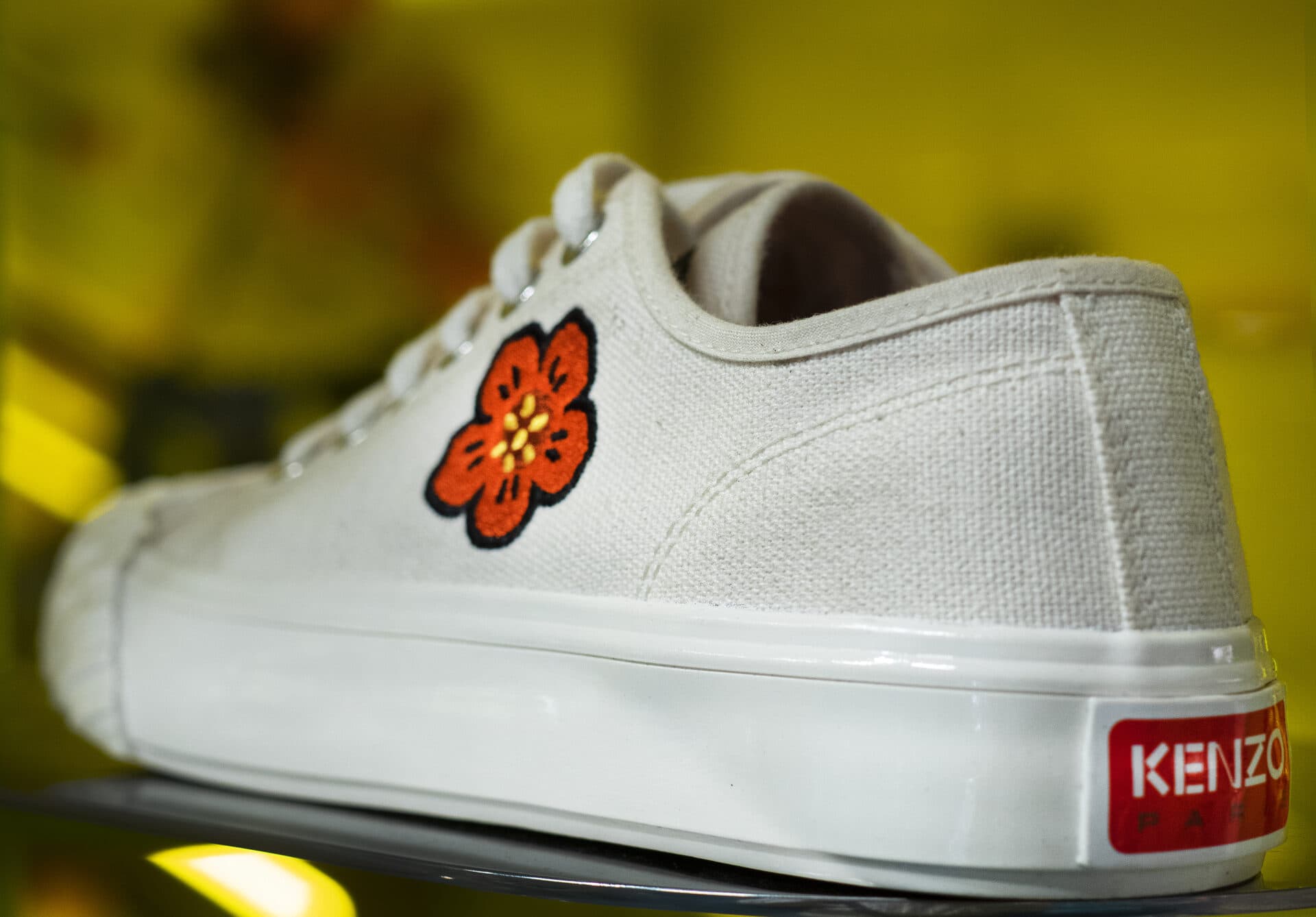 Zapatilla blanca con flor naranja bordada